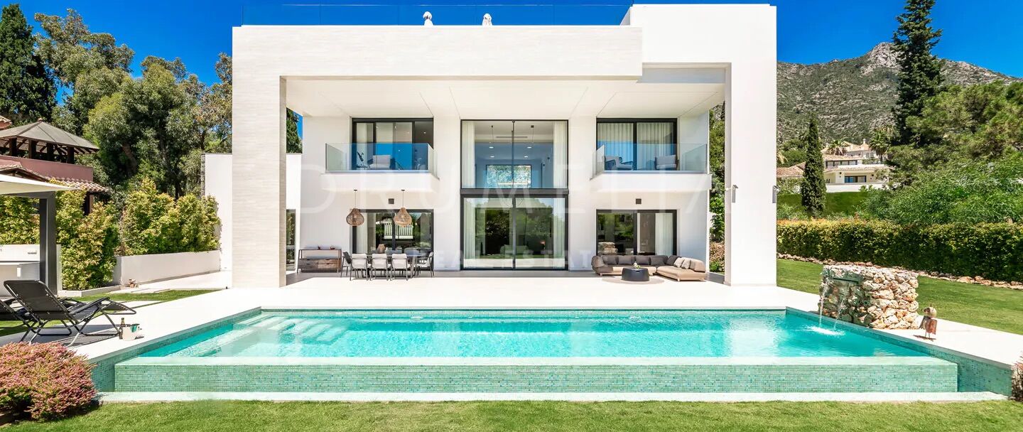 Modern villa with sea views in Cascada de Camoján