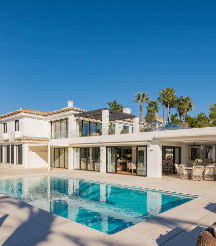 Impresionante villa moderna en primera línea de golf en Nueva Andalucía, Marbella
