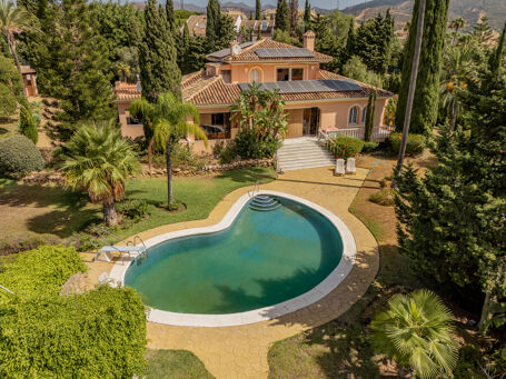 Elegante villa con vistas al mar en Cumbres de Elviria, Marbella Este