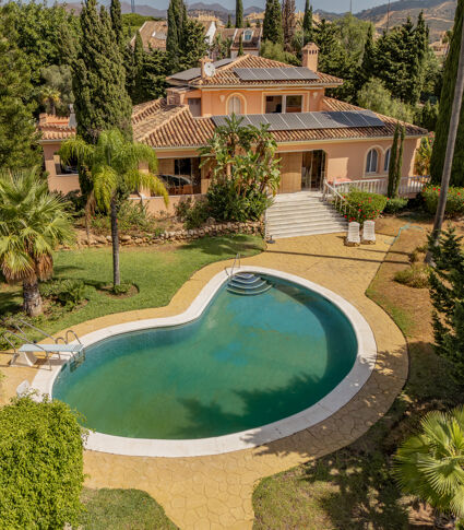 Elegant villa med havsutsikt i Cumbres de Elviria, Marbella Öst