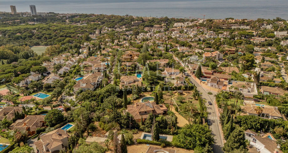 Villa élégante avec vue sur la mer à Cumbres de Elviria, Marbella Est