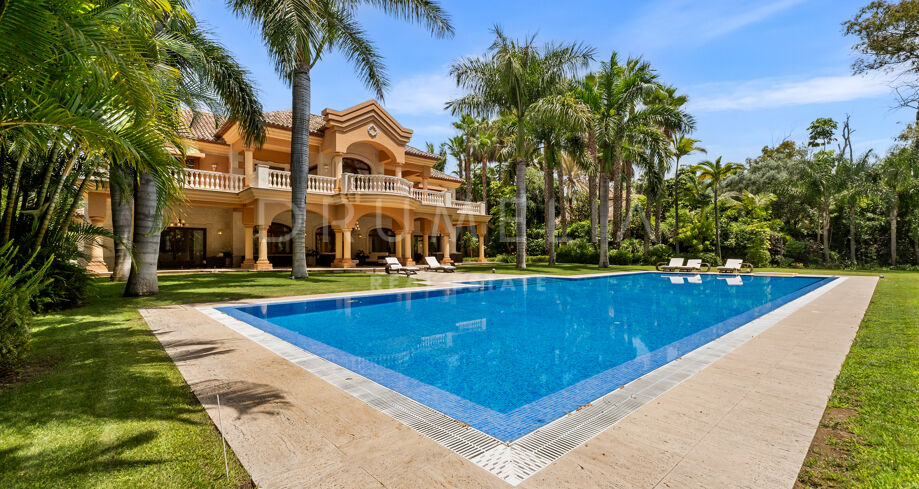 Exklusive Luxusvilla in Guadalmina Baja: Eleganz und Privatsphäre Nur Wenige Schritte vom Strand auf Einem Einzigartigen Grundstück