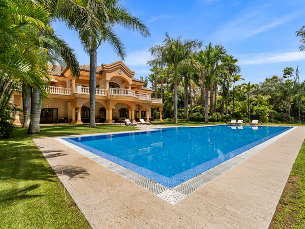 Luxury Villa in Guadalmina Baja, Steps from the Sea
