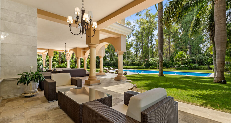 Exklusive Luxusvilla in Guadalmina Baja: Eleganz und Privatsphäre Nur Wenige Schritte vom Strand auf Einem Einzigartigen Grundstück