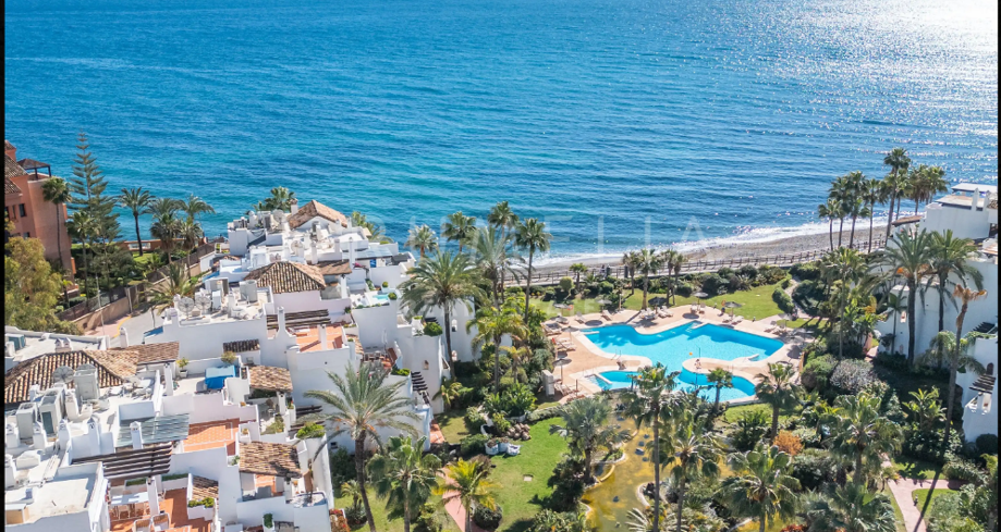 Penthouse en duplex exclusif orienté plein sud avec vue frontale sur la mer dans l'une des urbanisations les plus prestigieuses en bord de mer à Puerto Banús, Marbella.