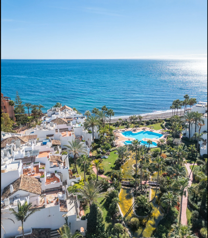 Exclusivo ático dúplex orientado al sur con vistas frontales al mar en una de las urbanizaciones más prestigiosas en primera línea de playa en Puerto Banús, Marbella.