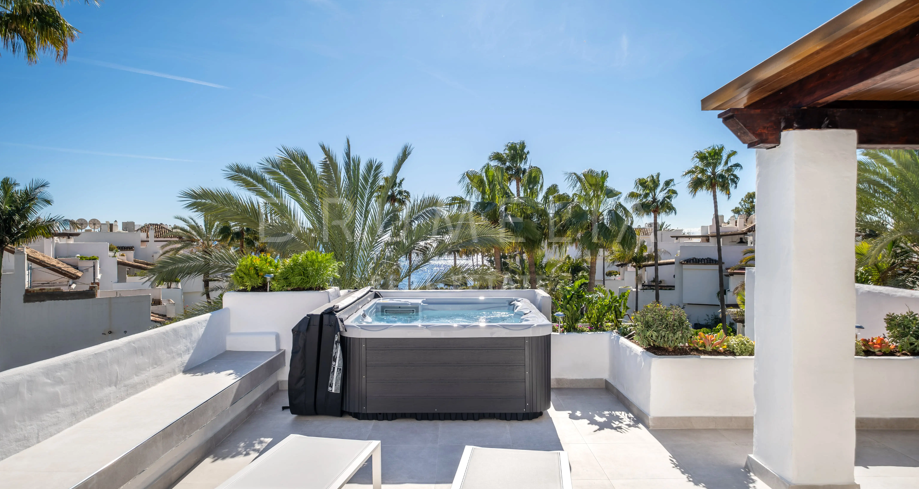 Penthouse en duplex exclusif orienté plein sud avec vue frontale sur la mer dans l'une des urbanisations les plus prestigieuses en bord de mer à Puerto Banús, Marbella.