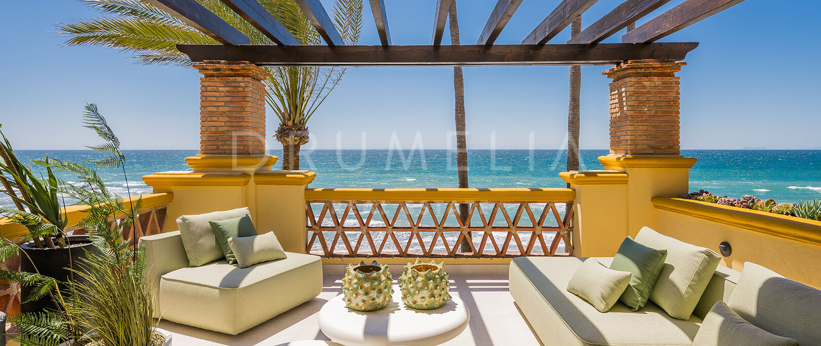 Elegancia frente al mar con vistas al mar en Río Real Playa, Marbella