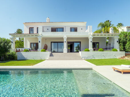 Elegant fully furnished villa with sea view in Los Naranjos, Nueva Andalucia