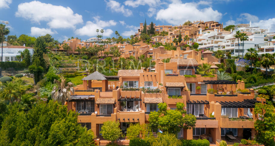 Dwupoziomowy Penthouse z Panoramicznym Widokiem i Luksusową Przestrzenią Zewnętrzną w Nueva Andalucía