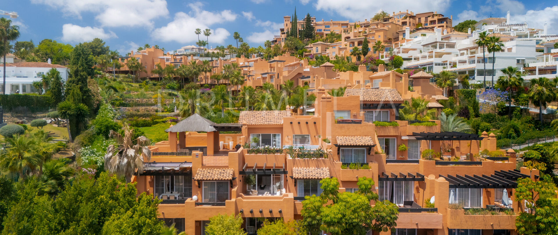 Duplex-Penthouse mit Panoramablick und Luxus-Außenbereichen in Nueva Andalucía