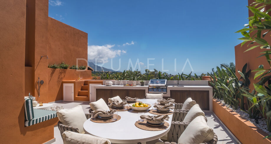 Duplex-Penthouse mit Panoramablick und Luxus-Außenbereichen in Nueva Andalucía