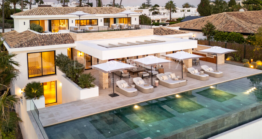 Элегантная современная вилла с панорамным видом на гольф в Алоха, Нуэва Андалусия