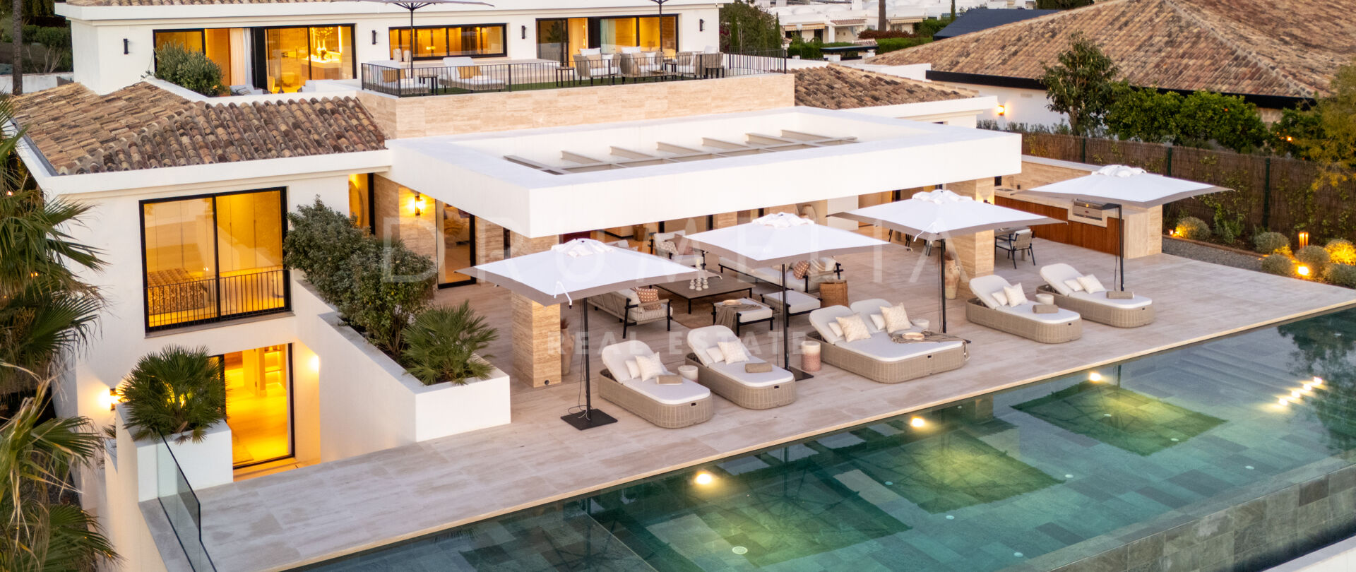 Elegante, moderne Villa mit Panoramablick auf den Golfplatz in Aloha, Nueva Andalucía
