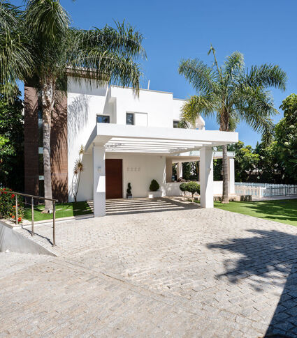 Elegante Zeitgenössische Villa mit Sonnenterrassen in La Quinta, Benahavís