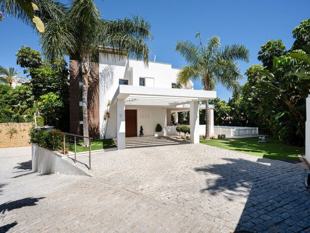 Elegant modern villa med soliga terrasser i El Herrojo, Benahavís