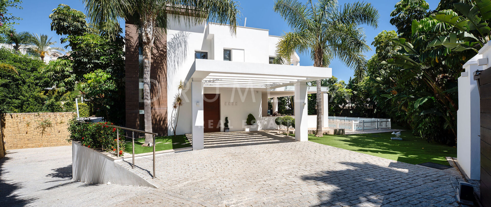 Elegante Zeitgenössische Villa mit Sonnenterrassen in La Quinta, Benahavís