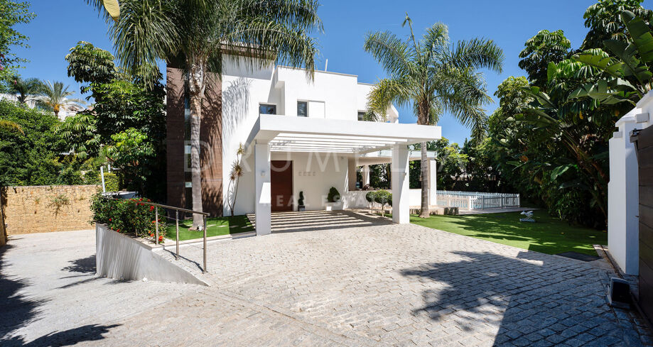 Villa Contemporaine Élégante avec Terrasses Ensoleillées à La Quinta, Benahavís