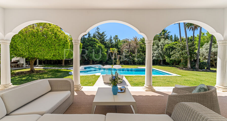 Spacieuse villa familiale à vendre à Guadalmina Baja avec court de tennis privé, maison d’invités, et à distance de marche de la plage.