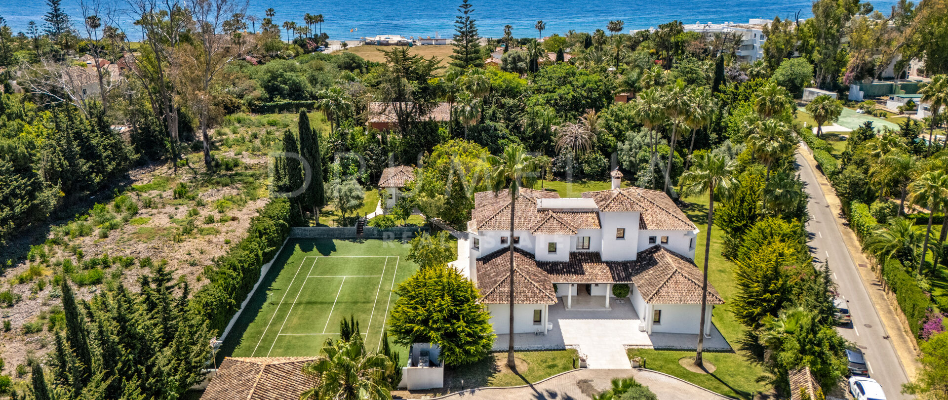 Spacieuse villa familiale à vendre à Guadalmina Baja avec court de tennis privé, maison d’invités, et à distance de marche de la plage.