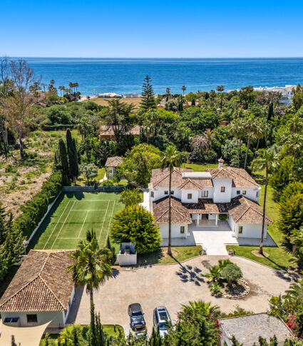 Geräumige Familienvilla zum Verkauf in Guadalmina Baja mit privatem Tennisplatz, Gästehaus und fußläufiger Entfernung zum Strand.