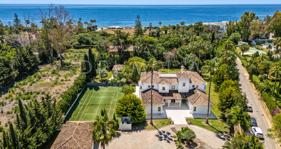 Spacieuse villa familiale à vendre à Guadalmina Baja avec court de tennis privé, maison d’invités, et à distance de marche de la plage.