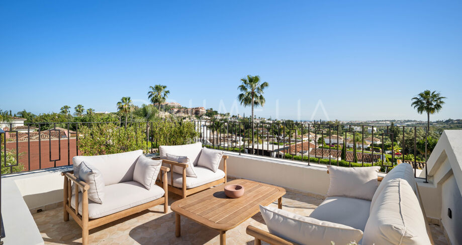 Une Superbe Villa Moderne avec Vue sur la Mer à Nueva Andalucía