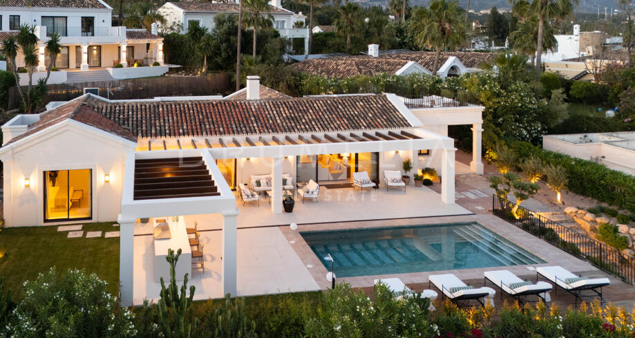 Une Superbe Villa Moderne avec Vue sur la Mer à Nueva Andalucía