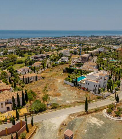 Unik tomt med panoramautsikt over havet og fjellene i Los Flamingos, Benahavís