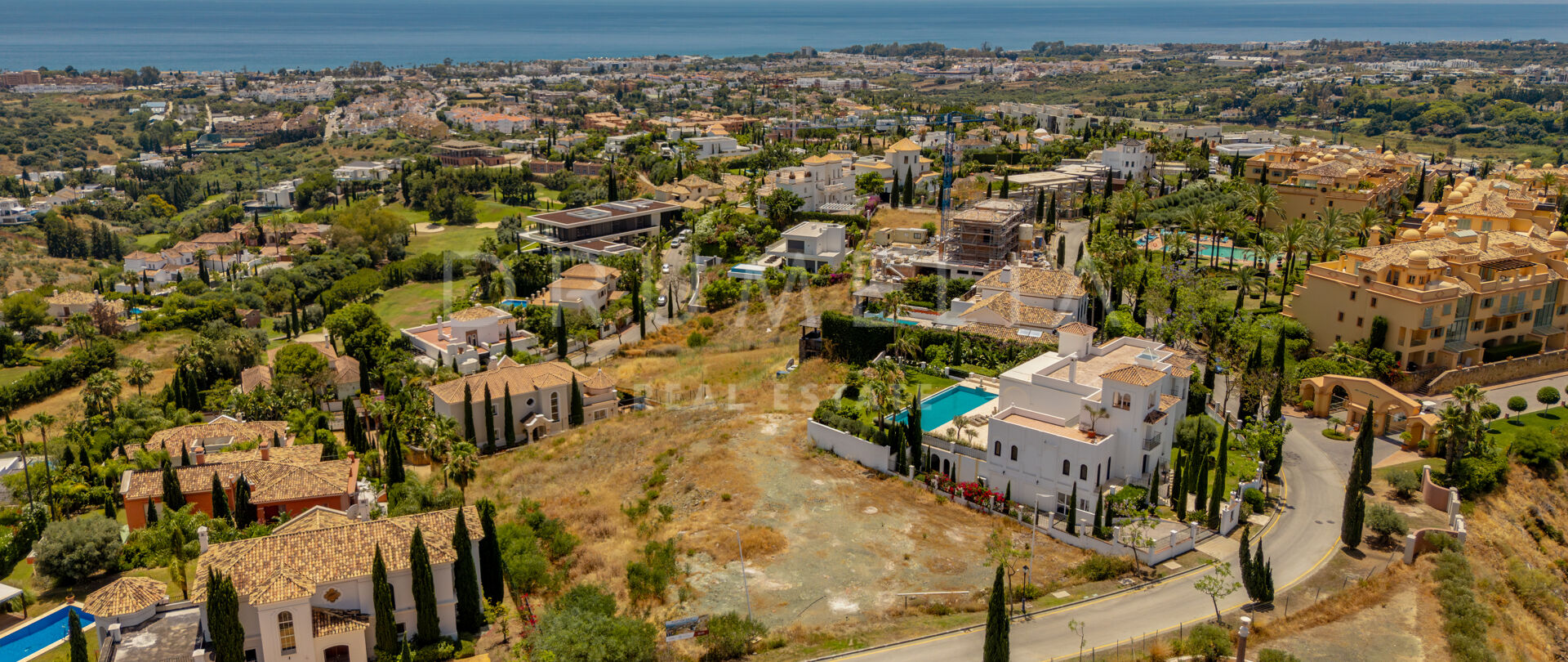 Уникальный участок с панорамными видами на море и горы в Лос Фламингос, Бенахавис