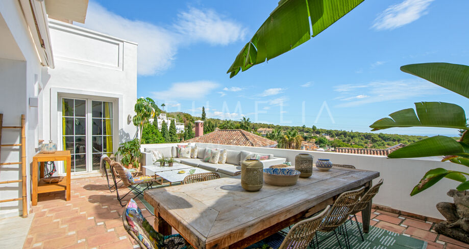 Elegantes Stadthaus mit atemberaubendem Meerblick in Marbella Hill Village, Nueva Andalucía