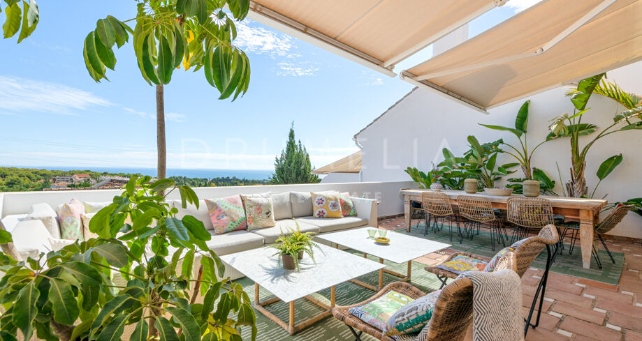 Elegantes Stadthaus mit atemberaubendem Meerblick in Marbella Hill Village, Nueva Andalucía