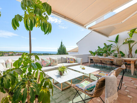 Elegante herenwoning met adembenemend zeezicht in Marbella Hill Village, Nueva Andalucía