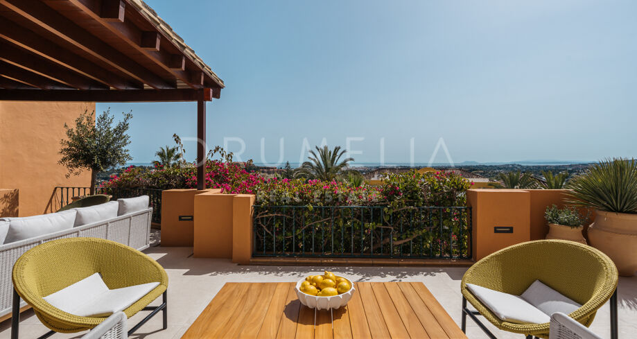 Sea View Apartment in Exclusive Les Belvederes, Nueva Andalucía
