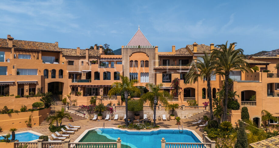 Sea View Apartment in Exclusive Les Belvederes, Nueva Andalucía