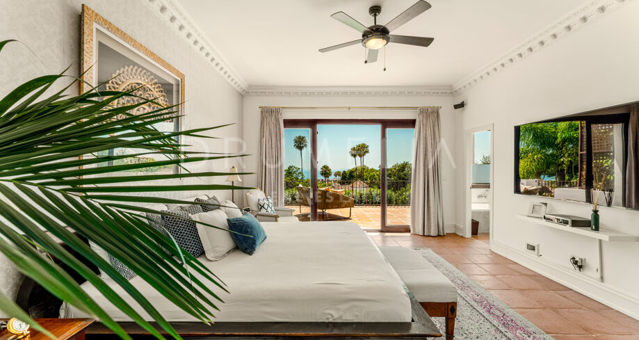 Charmante villa de style andalou avec vue sur la mer dans un emplacement privilégié à Marbella