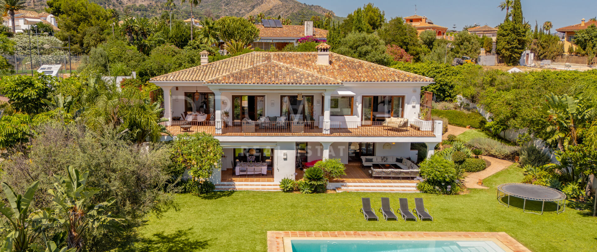 Charmante villa de style andalou avec vue sur la mer dans un emplacement privilégié à Marbella