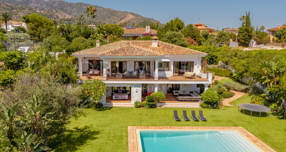 Charmante villa de style andalou avec vue sur la mer dans un emplacement privilégié à Marbella