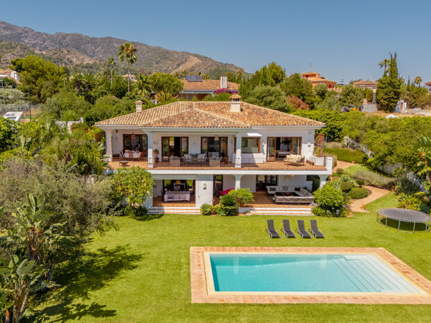 Charmante villa de style andalou avec vue sur la mer dans un emplacement privilégié à Marbella