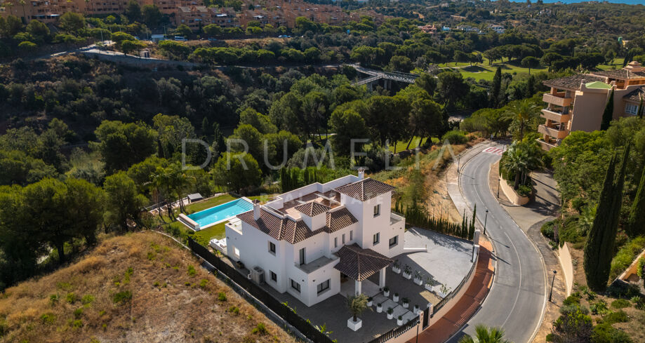 Villa Andrea - Moderne Frontline Golfvilla met Zeezicht in Elviria, Marbella