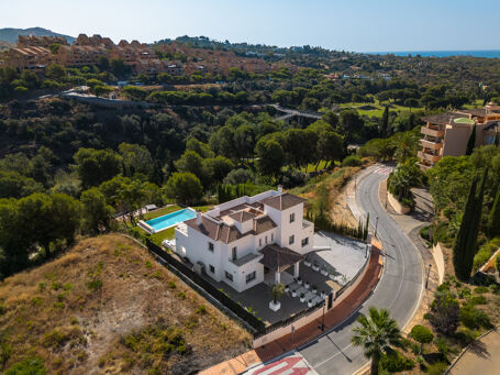 Villa Andrea - Villa Moderna en Primera Línea de Golf con Vistas al Mar en Elviria, Marbella