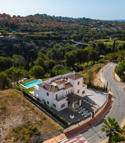 Villa Andrea - Moderne Golfvilla med Havutsikt i Elviria, Marbella