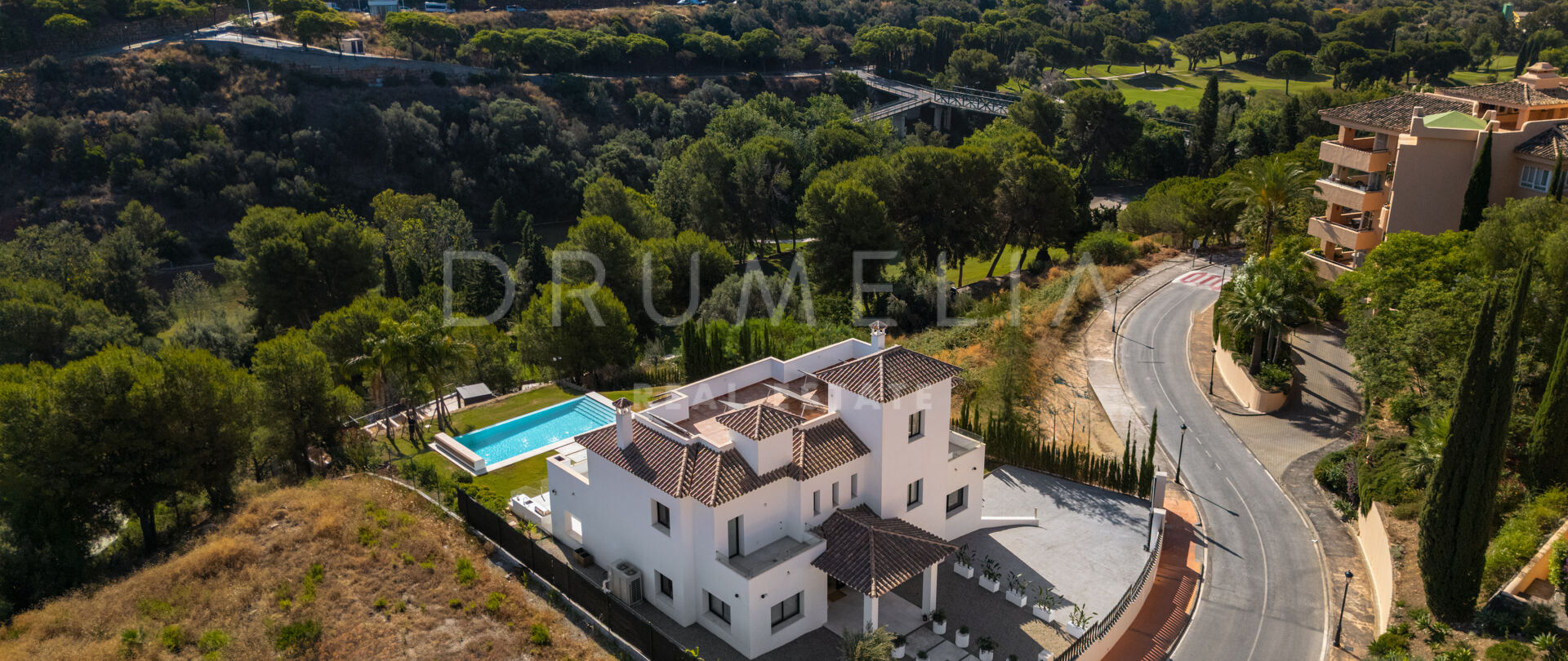 Villa Andrea - Villa Moderna en Primera Línea de Golf con Vistas al Mar en Elviria, Marbella