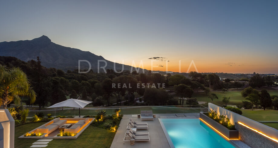 Frontline Golf : Villa exquise de 5 chambres avec vue panoramique sur la vallée du golf de Marbella