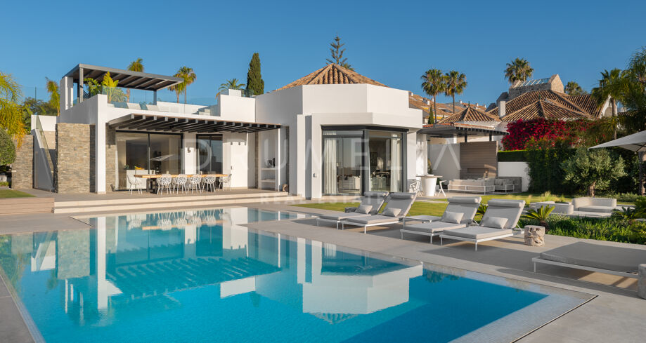 Frontline Golf : Villa exquise de 5 chambres avec vue panoramique sur la vallée du golf de Marbella