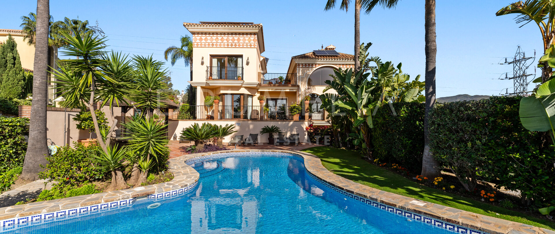 Superbe villa avec vue sur la mer dans un quartier exclusif près de la plage