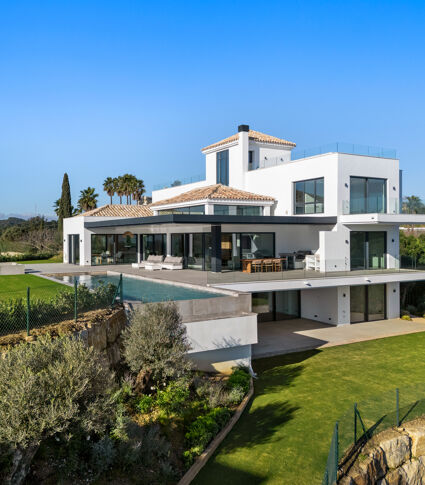 Nuevo- Marca: Elegante villa moderna de 6 dormitorios con vistas panorámicas al mar y al golf y acabados de alta gama