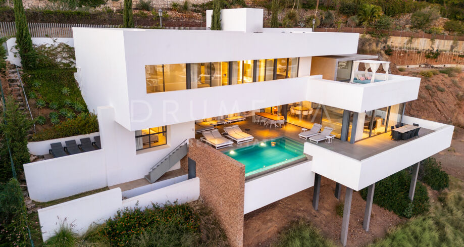 Moderne Villa mit atemberaubender Aussicht in der bewachten Wohnanlage El Herrojo Alto, La Quinta