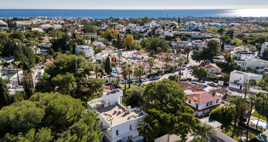 Villa méditerranéenne moderne dans une communauté fermée avec piscine privée et jardin à Nueva Andalucia