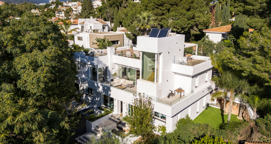 Villa méditerranéenne moderne dans une communauté fermée avec piscine privée et jardin à Nueva Andalucia